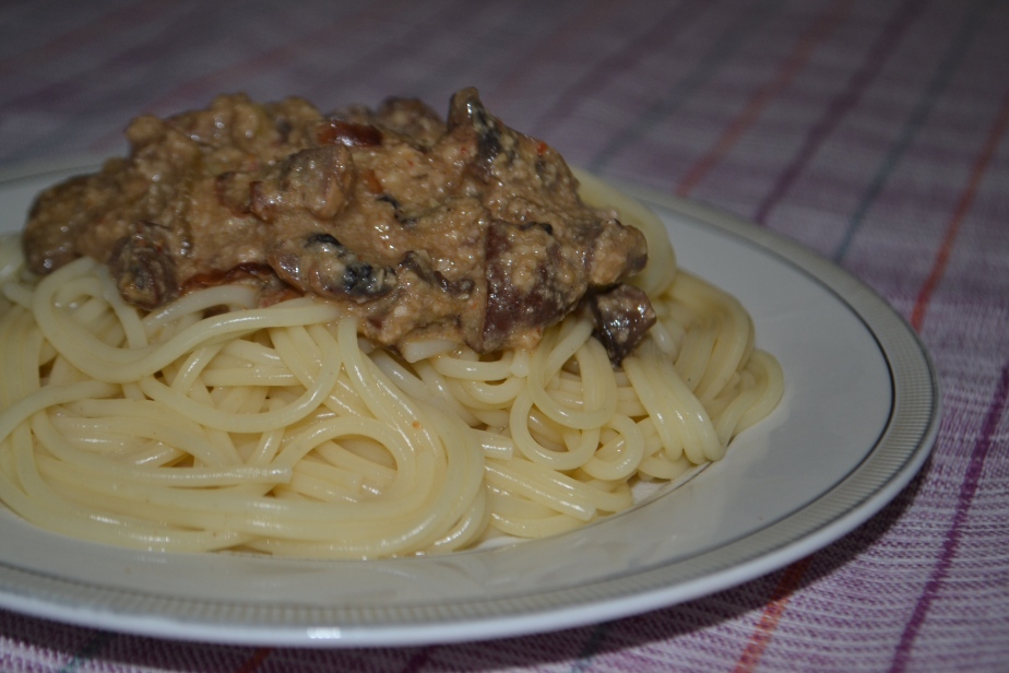 Спагетти со сливочным грибным соусом (веганские)